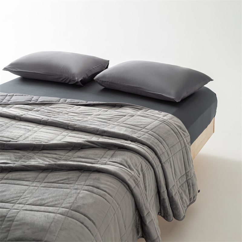 Couverture Lestée de Luxe Grise en Velours – L’Élégance au Service de Votre Sommeil