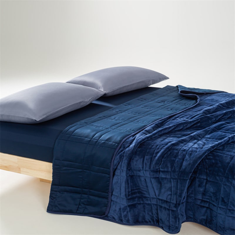 Couverture Lestée de Luxe Bleue en Velours – L’Élégance au Service de Votre Sommeil