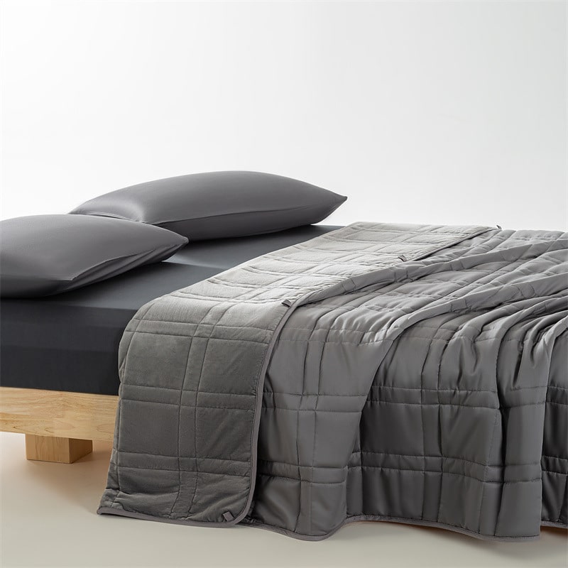 Couverture Lestée de Luxe Grise en Velours – L’Élégance au Service de Votre Sommeil