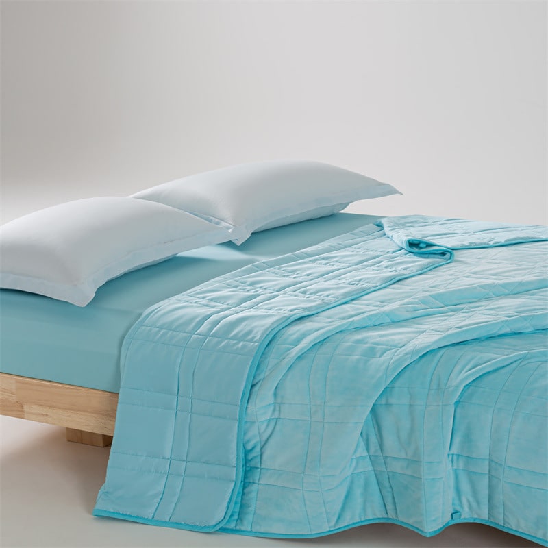 Couverture Lestée de Luxe Bleue Clair en Velours – L’Élégance au Service de Votre Sommeil
