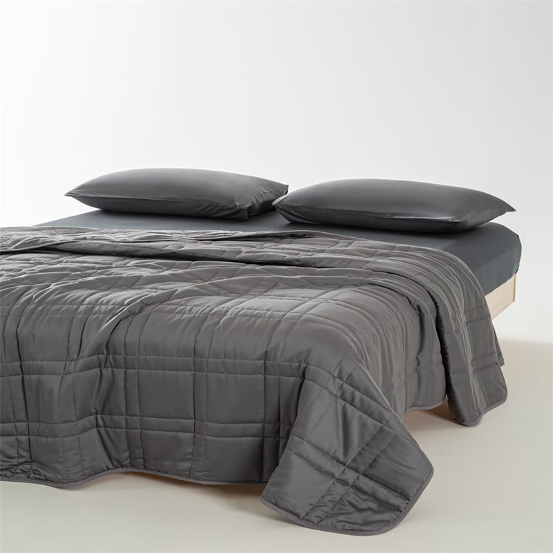 Couverture Lestée de Luxe Grise en Velours – L’Élégance au Service de Votre Sommeil